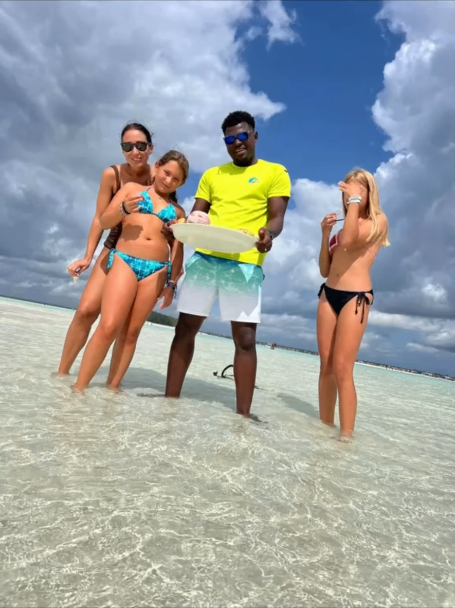 Alonso insieme agli ospiti durante un'escursione a Zanzibar